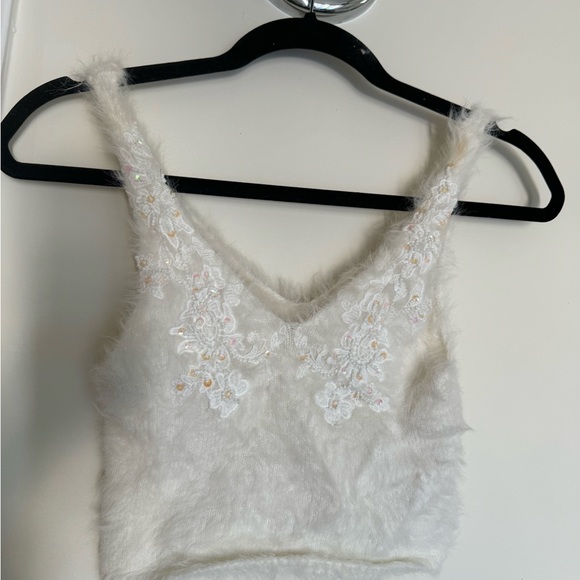 Urban outfitters fuzzy white floral embellish crop top tank - Picture 1 of 6